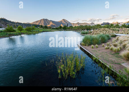 Vue panoramique sur le Parque Bicentenario vers Cerro Manquehue, Vitacura, Santiago du Chili Banque D'Images