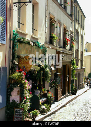 Rue Poulbot, Montmartre, Paris, France : les galets et les cafés Banque D'Images