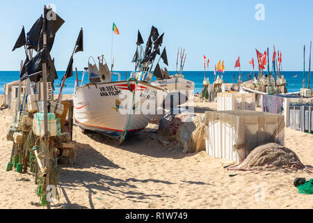Style traditionnel LOcal bateau de pêche avec ses drapeaux et flotte de pêche sur la plage de Monte Gordo, Algarve, Portugal Banque D'Images