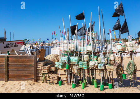 Style traditionnel local bateau de pêche avec ses drapeaux et flotte de pêche sur la plage de Monte Gordo, Algarve, Portugal Banque D'Images