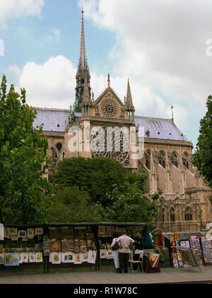 Notre-Dame de Paris, et bouquinistes du Quai de Montebello, Quartier Saint-Victor, Paris, France Banque D'Images