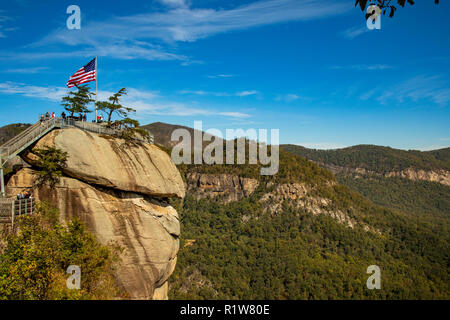 Chimney Rock avec le drapeau américain volant à Chimney Rock State Park dans les contreforts de l'écrou de la Caroline du Nord Gorge Hickory Banque D'Images