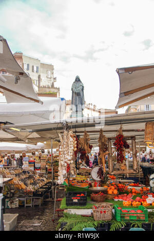 À ROME LE 01/04/2018 - Le marché de Campo dei Fiori et de la statue de Giordano Bruno à Rome, Italie Banque D'Images