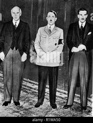 Un fil 1935 photo montrant sir John Simon, Adolph Hitler et Anthony Eden à la Chancellerie de Berlin, Allemagne Banque D'Images