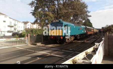 Locomotive diesel BR Class 25 ' ' de mercure au Sand's Road Crossing, Paignton, Devon, Angleterre. Banque D'Images