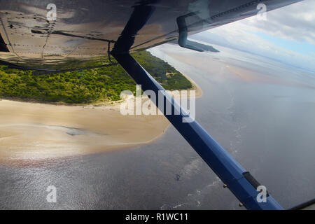 Plus de Tasmanie Australie côte d'hydravions décollant de strahan sur côte ouest. Vue aérienne paysage. Cessna 172. Banque D'Images