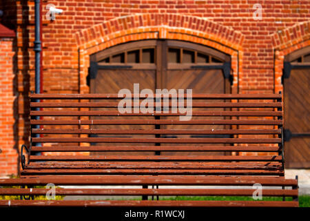 Banc en bois de couleur rouge-brique Banque D'Images