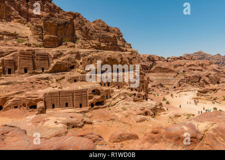 Maisons sculptées dans la roche, ville nabatéenne Pétra, près de Wadi Musa, Jordan Banque D'Images