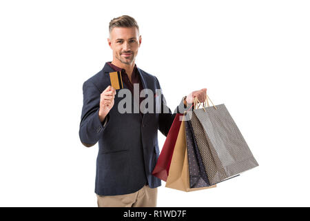 Des profils handsome man with shopping bags montrant une carte de crédit isolated on white Banque D'Images