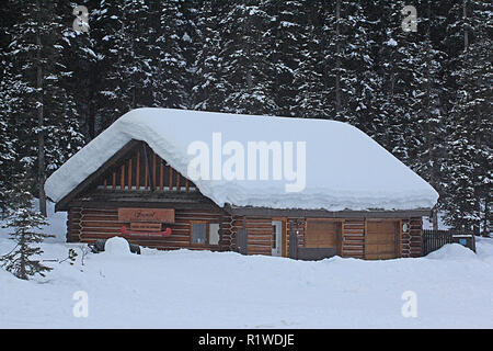 Chalet dans les montagnes avec une épaisse couche de neige sur le toit Banque D'Images