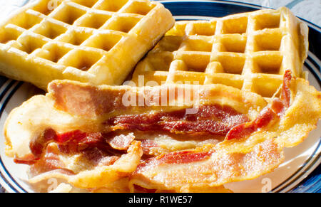Assiette de gaufres avec du sirop d'érable et du bacon Banque D'Images