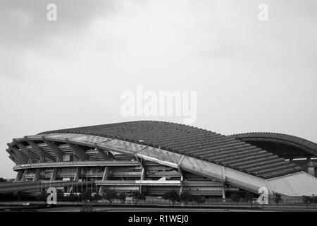 SHAH ALAM, en Malaisie - 12 NOVEMBRE 2018 : la structure du stade Shah Alam en noir et blanc Banque D'Images