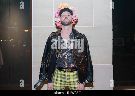 Styliste de mode Mike Adler arrive à assister à l'exposition de la photographe Ellen von Unwerth à la librairie  > Paris. Banque D'Images