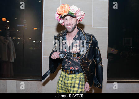 Styliste de mode Mike Adler arrive à assister à l'exposition de la photographe Ellen von Unwerth à la librairie  > Paris. Banque D'Images