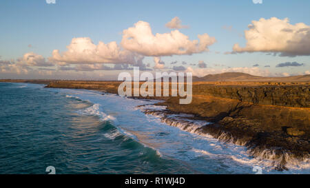 Vue aérienne de la côte ouest de Fuerteventura, Iles des Canaries au coucher du soleil Banque D'Images