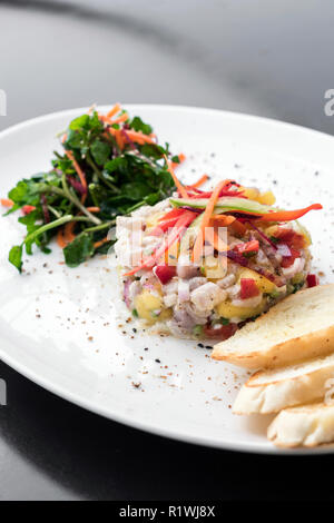 Cru mariné Salade Ceviche de poisson de mer de la cuisine fusion gastronomique moderne starter set à Melbourne Australie restaurant Banque D'Images