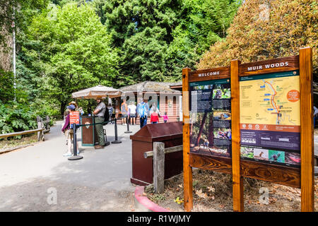 10 août 2018, Mill Valley / CA / USA - panneaux d'information et d'accueillir les visiteurs dans les rangers Muir Woods National Monument, le Centre des visiteurs buildi Banque D'Images