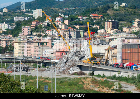 Gênes, Italie, ce qui reste d'effondrement Morandi pont reliant une autoroute a10 après une défaillance structurale causant 43 blessés le 14 août 2018 Banque D'Images