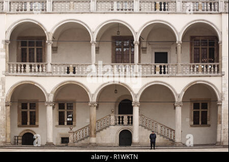 Galeries à arcades et la cour, le château de Wawel, Cracovie, Pologne Banque D'Images