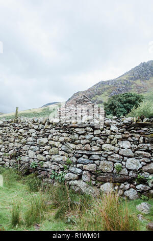 Mur en pierre sèche dans le parc national de Snowdonia, le lac Ogwen, Llyn Ogwen, au nord du Pays de Galles, Royaume-Uni Banque D'Images