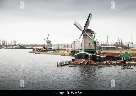 Les moulins à vent sur la côte de la rivière Zaan. Zaanse Schans, ville aux Pays-Bas. Banlieue d'Amsterdam Banque D'Images
