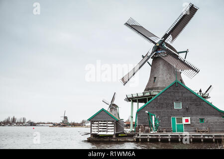 Vieux moulins à vent en bois sur la côte de la rivière Zaan, Zaanse Schans ville, les attractions touristiques populaires de Pays-bas. Banlieue d'Amsterdam Banque D'Images