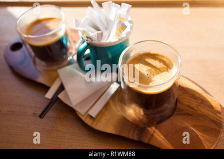 Plateau en bois avec deux tasses de café sur la table devant la fenêtre Banque D'Images