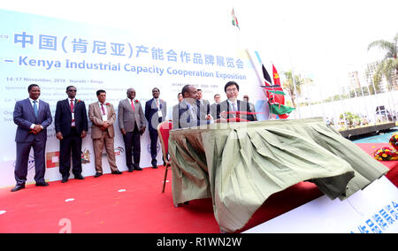 Les représentants des investisseurs vu la signature des accords d'entreprise au cours de l'événement. La Chine et le Kenya a organisé une exposition de la coopération de la capacité industrielle à Nairobi, au Kenya. Il s'agissait de signature de coopérations bilatérales dans les domaines de l'infrastructure où la production et les entreprises ont mis en place des processus de base en Afrique, dont le Kenya. Banque D'Images