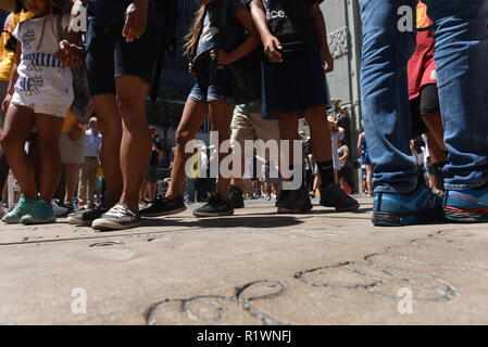 HOLLYWOOD, CALIFORNIE - Le 7 août 2018 : les touristes à l'avant de la célèbre Chinese Theatre à Hollywood, CA. Banque D'Images