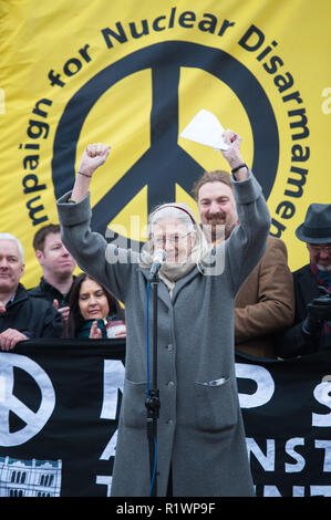 Trafalgar Square, Londres, Royaume-Uni. 27 Février, 2016. Plusieurs milliers de manifestants se rassemblent à Trafalgar Square pour prendre part à l'arrêt et rallye Trident Banque D'Images