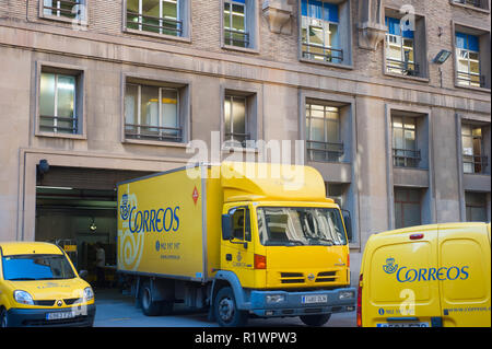 Correos post jaune dans la rue de Barcelone, Espagne Banque D'Images