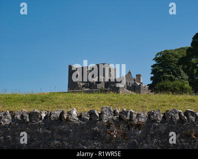 Vue sur rocher de Cashel en Irlande avec un mur en pierre en premier plan Banque D'Images