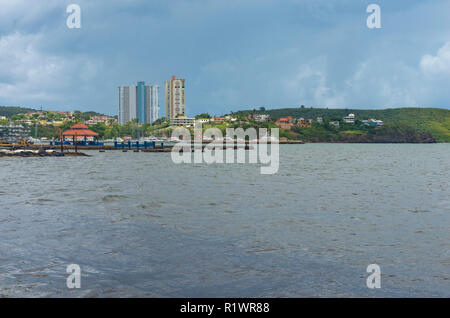 Port de plaisance et bâtiments de grande hauteur entourée par des maisons à fajardo Porto Rico Banque D'Images