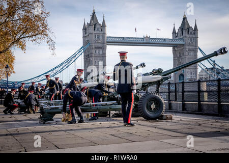 Londres, Royaume-Uni. 14Th Nov 2018. Tour de Londres des salves Royal 70e anniversaire de Son Altesse Royale le Prince de Galles. Crédit : Guy Josse/Alamy Live News Banque D'Images