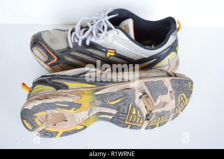 Vieille paire de chaussures de marche et de course usés et avec des trous sous la semelle. Paar- und Lauf alte und mit Löchern Wanderschuhe abgenutzt unter der Sohle Banque D'Images
