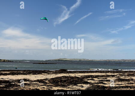 Vue sur la baie de Rhosneigr sur la magnifique île gallois d'Anglesey. Une journée d'hiver avec des ciel bleu clair. L'île de Holyhead est à l'horizon. Copier l'espace Banque D'Images