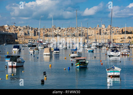 Bateaux de pêche dans le port de Marsaxlokk, Malte Banque D'Images