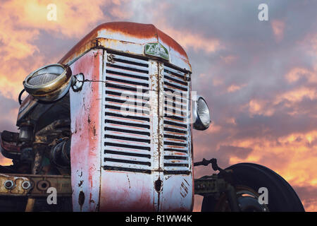 Fier Tracteur libre - Sunset Sky Banque D'Images