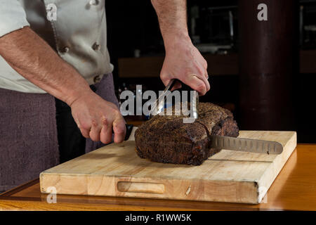 Close up d'un grand Prime Rib roast étant propriétaires pour le dîner Banque D'Images