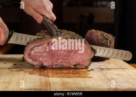 Close up d'un grand Prime Rib roast étant propriétaires pour le dîner Banque D'Images