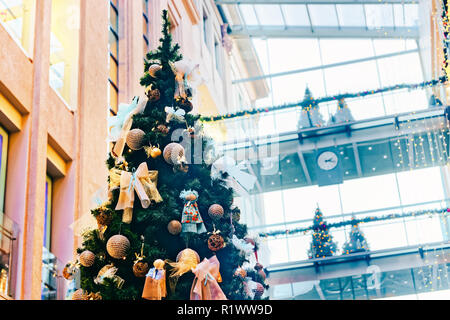 Arbre de Noël magnifiquement décoré dans un centre commercial à plusieurs niveaux en hiver Riga en Lettonie. Banque D'Images