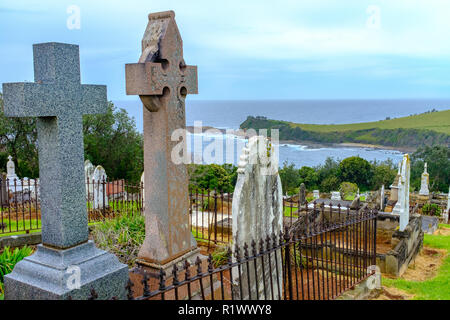 Pierres tombales et garde-fous à Gerringong historique paisible cimetière, avec de belles vues sur la mer, Gerringong, NSW, Australie Banque D'Images