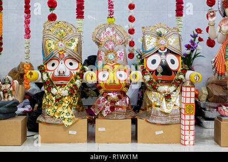 Ornate statue des déités, de gauche, Boloram Jagannash, Subhadra et sur l'autel de l'Om Shakti temple hindou à Flushing, Queens, New York. Banque D'Images