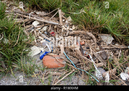 Les plastiques et autres déchets rejetés sur les plages au Pérou Banque D'Images