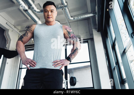 Tourné à angle faible de jeunes sportifs asiatiques at gym Banque D'Images