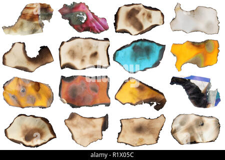 Un petit morceaux d'une page papier rétro brûlé dans l'incendie. Isolated on white studio macro. Tailles complète dans mon portefeuille. Banque D'Images