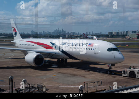 23.09.2018, Sydney, Nouvelle-Galles du Sud, Australie - un Airbus A350 de Malaysia Airlines avion du passager est perçu au cours de ripostes à l'aéroport de Sydney. Banque D'Images