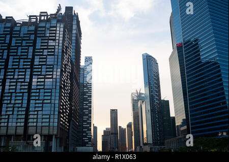 19.10.2018, Singapour, République de Singapour, en Asie - les gratte-ciel modernes s'alignent le long du quartier des affaires de Singapour à Marina Bay. Banque D'Images