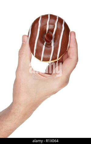 L'ancienne main de l'homme détient un soft brown donut avec lustre de chocolat. Gros plan studio isolated on white Banque D'Images