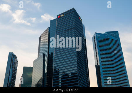 19.10.2018, Singapour, République de Singapour, en Asie - les gratte-ciel modernes s'alignent le long du quartier des affaires de Singapour à Marina Bay. Banque D'Images